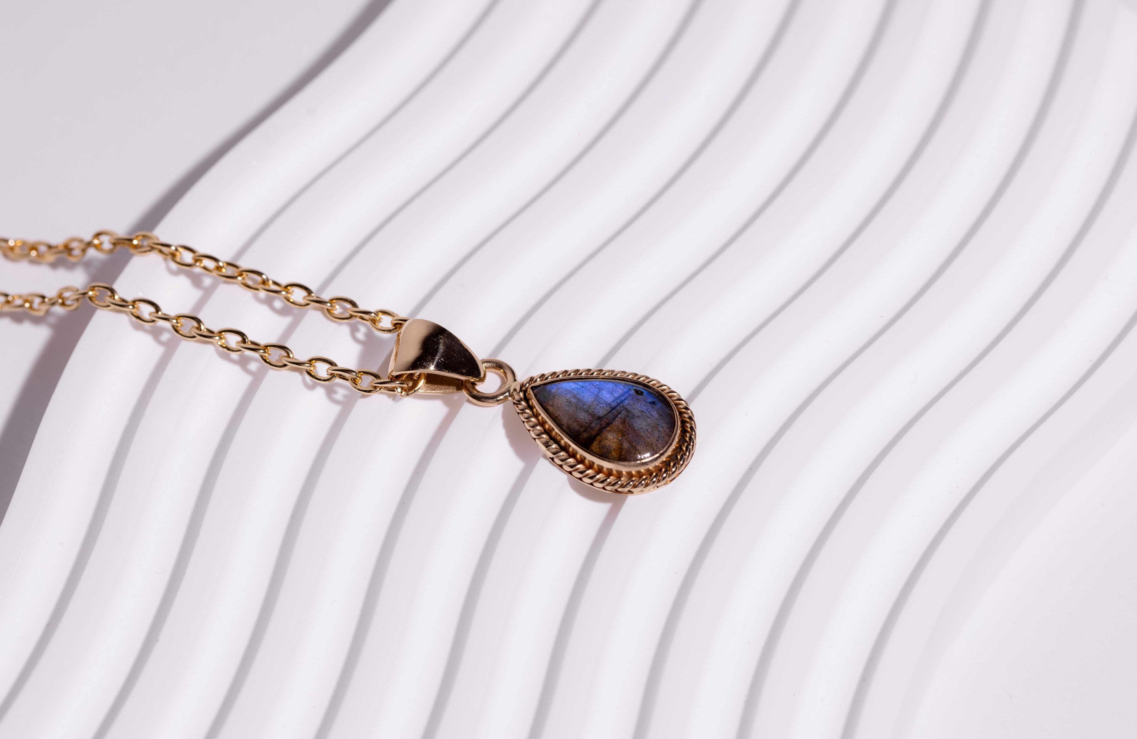 Alchemia - Labradoritte  Robe Pendant